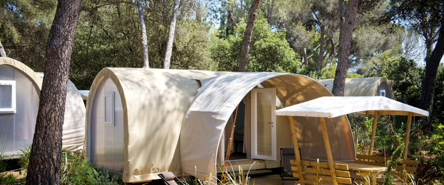 Geselligkeit mit eingerichteten, möblierten und komfortablen Zelten auf einem Campingplatz in der Provence