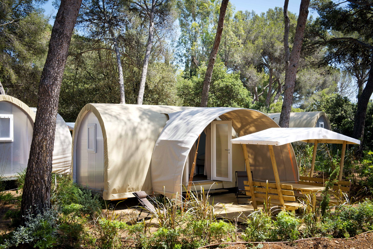 Geselligkeit mit eingerichteten, möblierten und komfortablen Zelten auf einem Campingplatz in der Provence