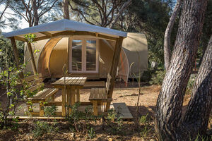 Eingerichtetes Zelt auf einem Campingplatz für viel Erholung, Komfort, Geselligkeit und Natur