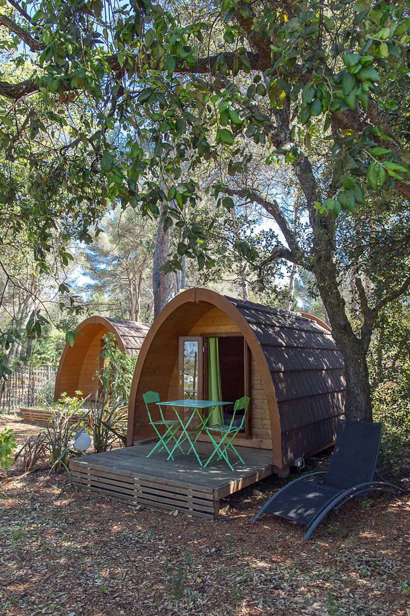 Billige Holzhütten auf einem naturnahen Campingplatz für ungewöhnliche ...