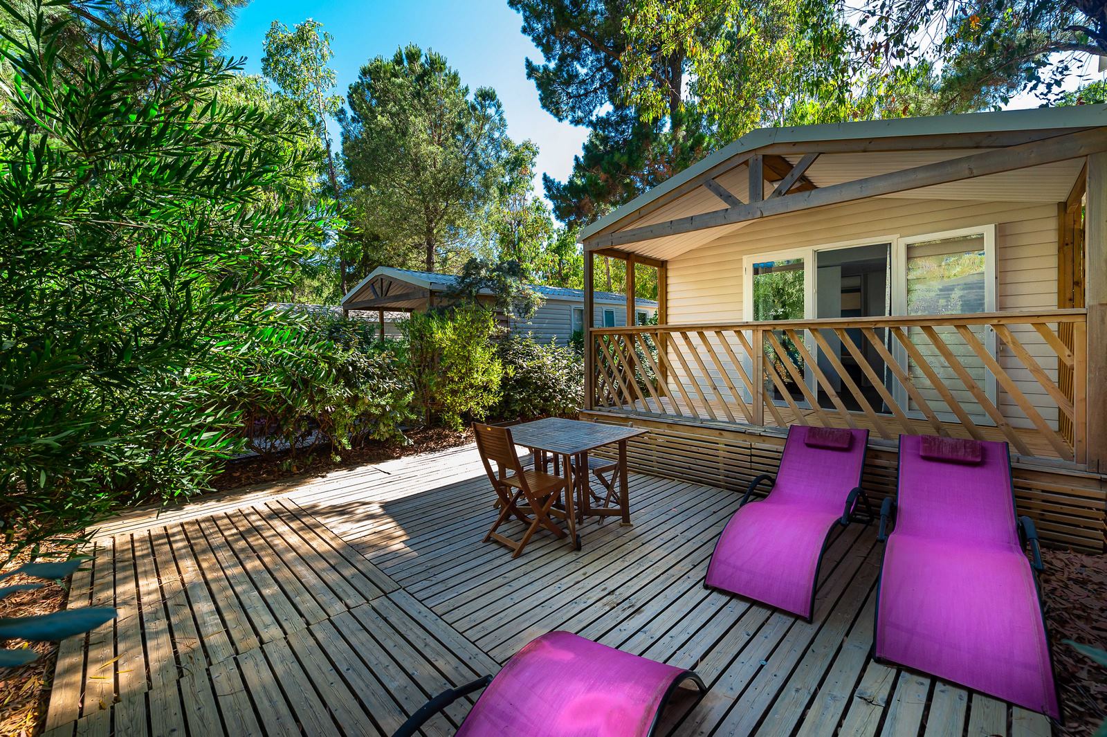 Komfortables Mobilhaus der Luxusklasse auf einem Campingplatz in der Nähe von Toulon im Departement Var