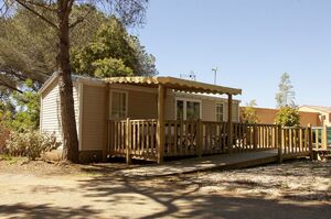Barrierefreies Mobilhaus mit Klimaanlage auf einem barrierefreien Campingplatz in der Provence 