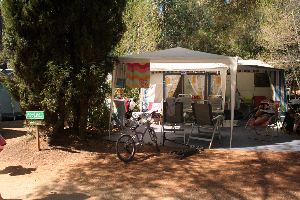 Mietobjekt: grosse Stellplätze für Zelte und Wohnwagen auf einem Campingplatz in Südfrankreich