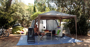 Stellplatz für ein Zelt auf einem schattigen Campingplatz – Côte d’Azur