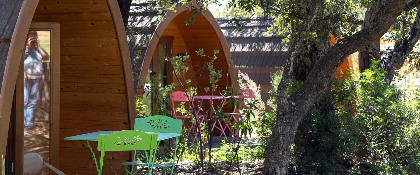 Ungewöhnliche, billige, naturnahe  und komfortable Holzhütten auf einem Campingplatz an der Côte d’Azur