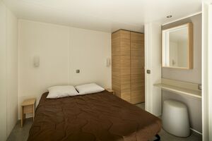 Mobilhaus der Spitzenklasse mit Klimaanlage und Liegestühlen