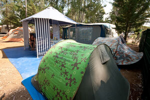 Komfort mit Zelt und Wohnwagen auf einem Campingplatz – Ferien an der Côte d’Azur