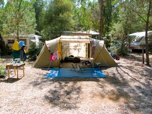 Stellplatz für ein Zelt auf einem Campingplatz in La Londe