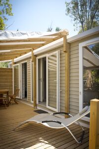 Terrasse vom Mobilhaus der Luxusklasse in Südfrankreich