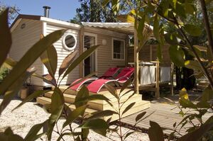 komfortables Moblihaus Privilège auf einem Campingplatz mit einem Wasserparadies