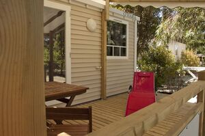 Naturnahes Mobilhaus an der Côte d’Azur mit schattiger Terrasse zur Erholung auf einem Liegestuhl