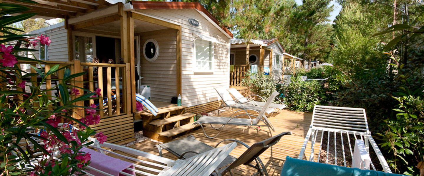 Hochwertiges und naturnahes Mobilhaus auf einem Campingplatz in der Sonne vom Mittelmeer