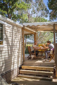 Mobilhaus mit zwei Terrassen für Ferien auf einem Campingplatz in La Londe