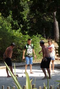 Boulespiel und naturnahe Aktivitäten für die ganze Familie auf dem Campingplatz