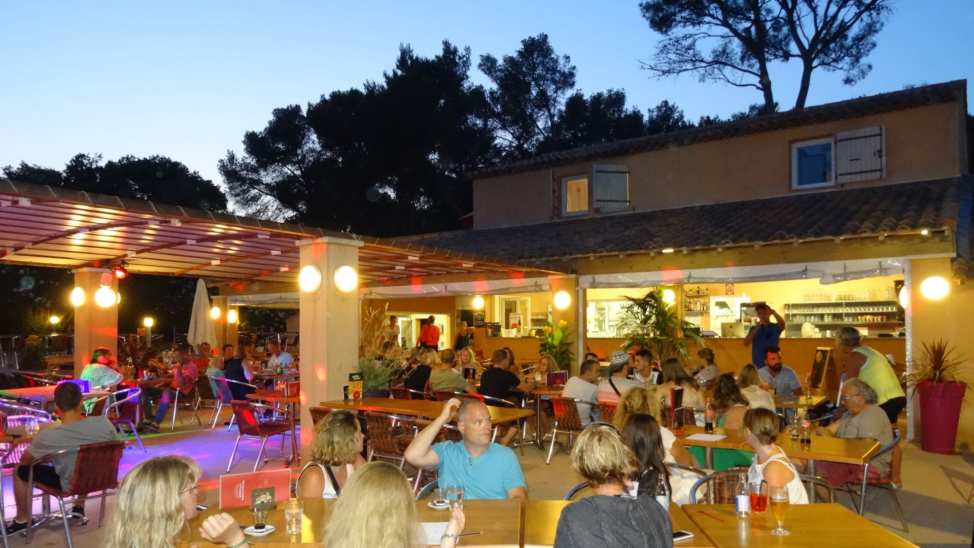 Die Terrasse vom Restaurant auf einem Campingplatz in der Provence