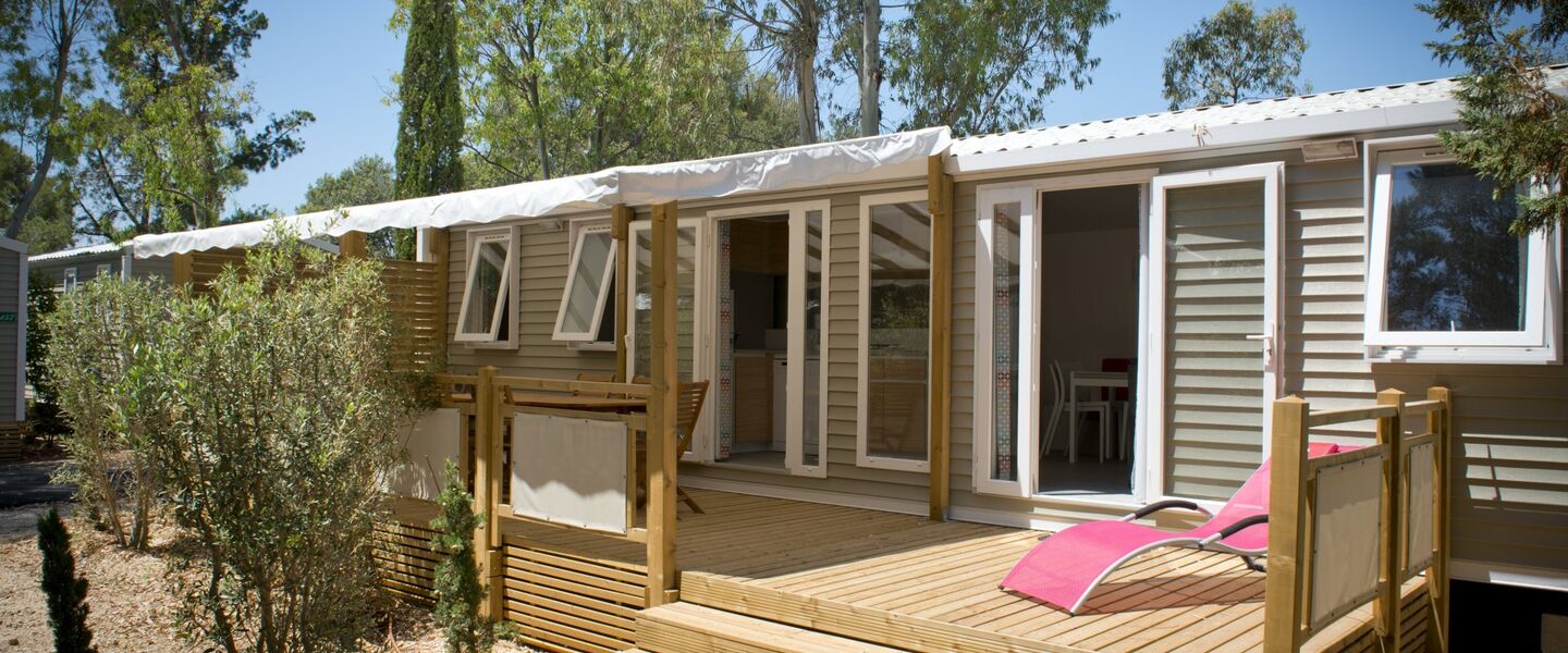 Mobilhaus der Spitzenklasse mit Klimaanlage auf einem Campingplatz an der Côte d’Azur