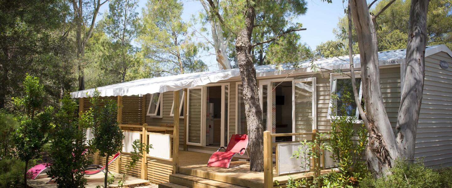 Perfekt eingerichtetes Mobilhaus der Luxusklasse auf einem Campingplatz im Departement Var