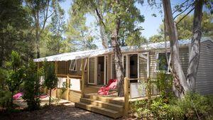 Perfekt eingerichtetes Mobilhaus der Luxusklasse auf einem Campingplatz im Departement Var