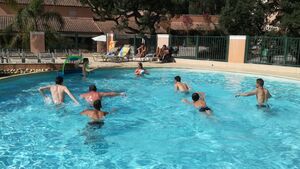 Campingplatz in Südfrankreich mit Aktivitäten für Erwachsene und Wasserball im Pool