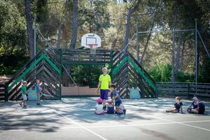 Sport und Bogenschiessen sind Aktivitäten für Kinder auf einem Campingplatz in Hyères