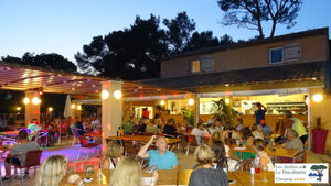 Ferien mit Freunden auf einem familienfreundlichen Campingplatz mit Restaurant und Aktivitäten in der Nähe von Toulon