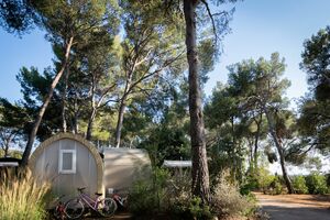 Campingplatz in Südfrankreich – ein Wochenende mit Freunden in einem einzigartigen Bungalow aus Zelttuch 