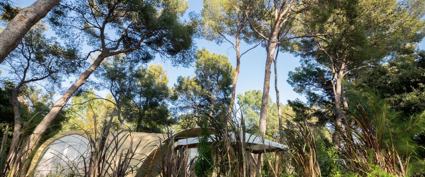 Naturnahe Ferien in einem Bungalow aus Zelttuch auf einem Campingplatz an der Côte d’Azur