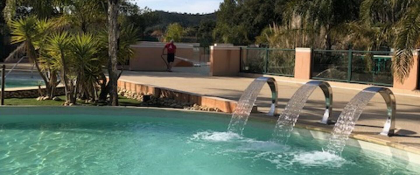 Pools mit entspannendem Wohlfühlbereich, Whirlpool und Wasserfall