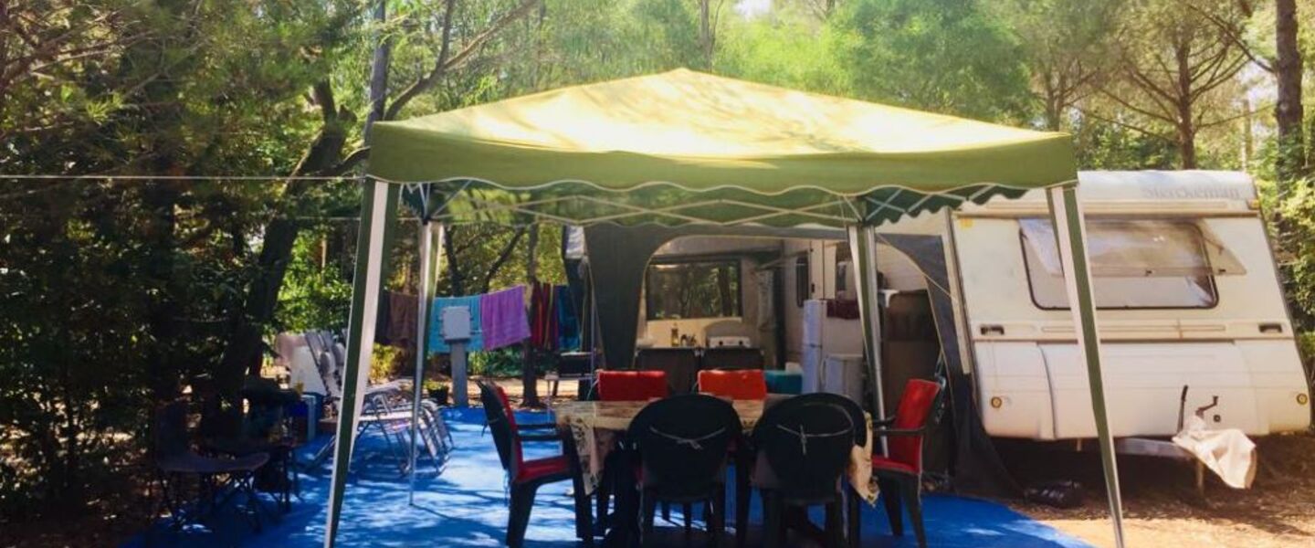 Billige und schattige Stellplätze auf einem Campingplatz in Südfrankreich - Mittelmeer