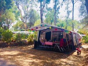 Naturnaher Stellplatz für Wohnwagen auf einem umweltfreundlichen Campingplatz – Côte d’Azur