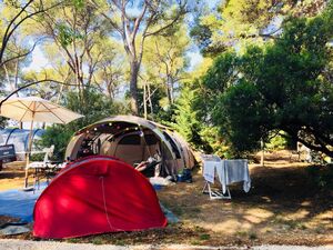 Stellplätze der Luxusklasse auf einem Campingplatz mit Wasserparadies in der Provence