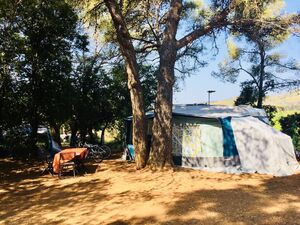 Sehr grosse Stellplätze auf einem Campingplatz in Hyères