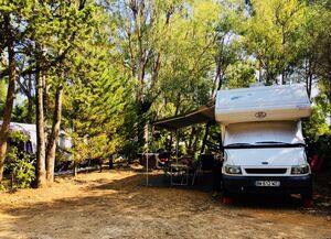 Campingplatz in der Nähe der Strände vom Mittelmeer – schattige Wohnmobile