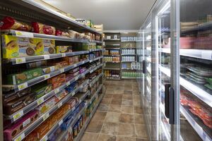 Kleiner Supermarkt auf einem Campingplatz in Hyères an der Côte d’Azur