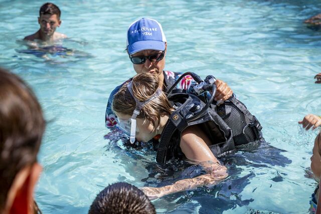 Einführung ins Tauchen in einem Pool