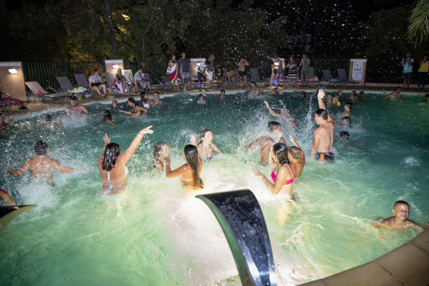 Camping La-Londe-les-Maures Schwimmbad Abend Animation Pool Party