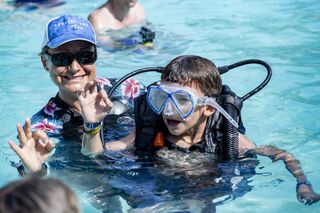 Tauchtaufe im Pool vom Campingplatz