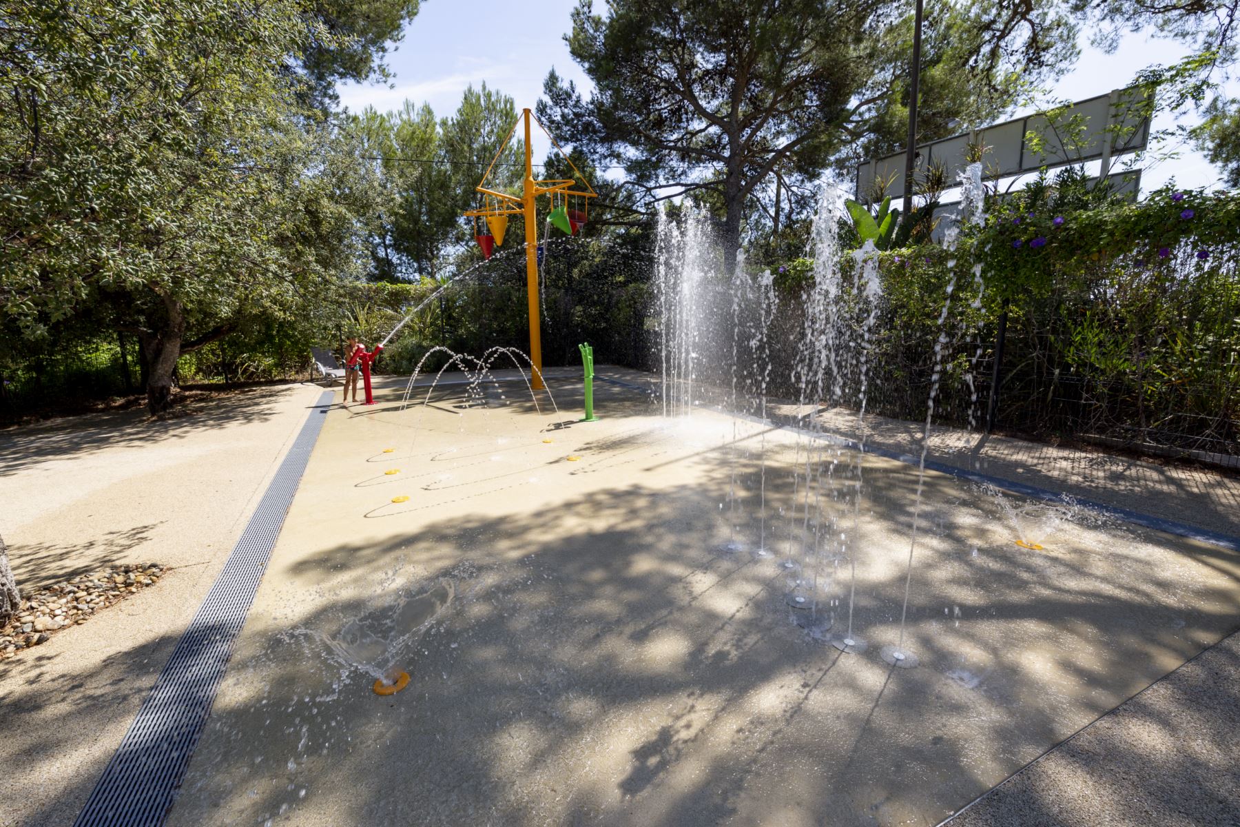 Erlebnisbad Schwimmbad Wasserspiele Animation Familie Kind