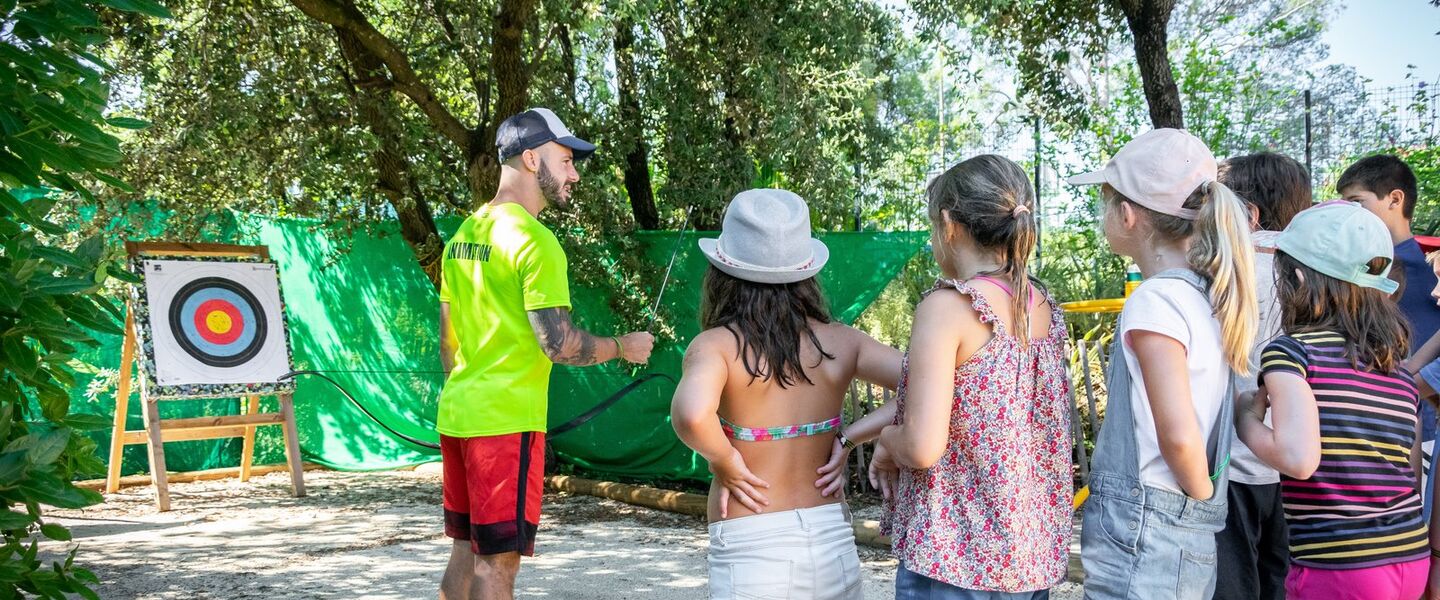 Aktivität Bogenschiessen für Kinder auf einem Campingplatz an der Côte d’Azur