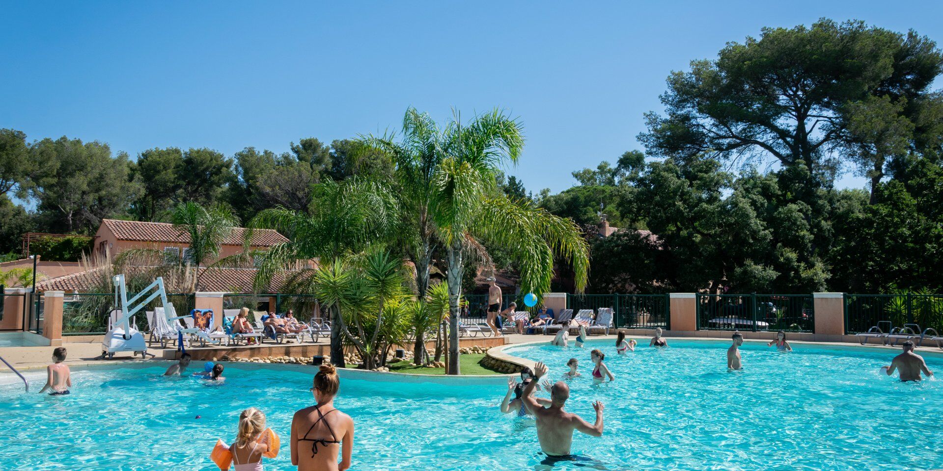 Auf dem Campingplatz in La-Londe-les-Maures ist der geheizte Pool barrierefrei zugänglich für Menschen mit Handicap