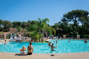 Auf dem Campingplatz in La-Londe-les-Maures ist der geheizte Pool barrierefrei zugänglich für Menschen mit Handicap