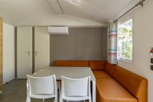 Voll eingerichtete Küche in einem Mobilhaus mit Klimaanlage