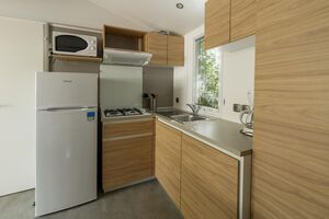 Voll eingerichtete Küche in einem Mobilhaus mit Klimaanlage