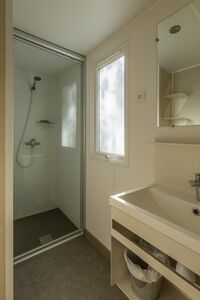 Preisgünstiges Mobilhaus mit Klimaanlage - Dusche