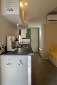 Küche in einem Mobilhaus mit Klimaanlage und für 6 Personen zu einem tollen Preis