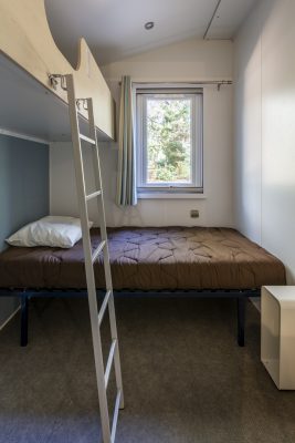Barrierefreies Mobilhaus für Menschen mit Handicap auf einem Campingplatz – 2 Schlafzimmer