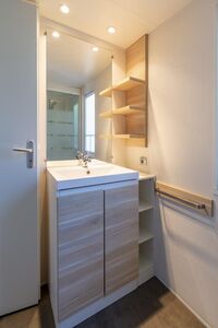 Zu zweit in einem Mobilhaus der Luxusklasse mit Sanitäranlagen 