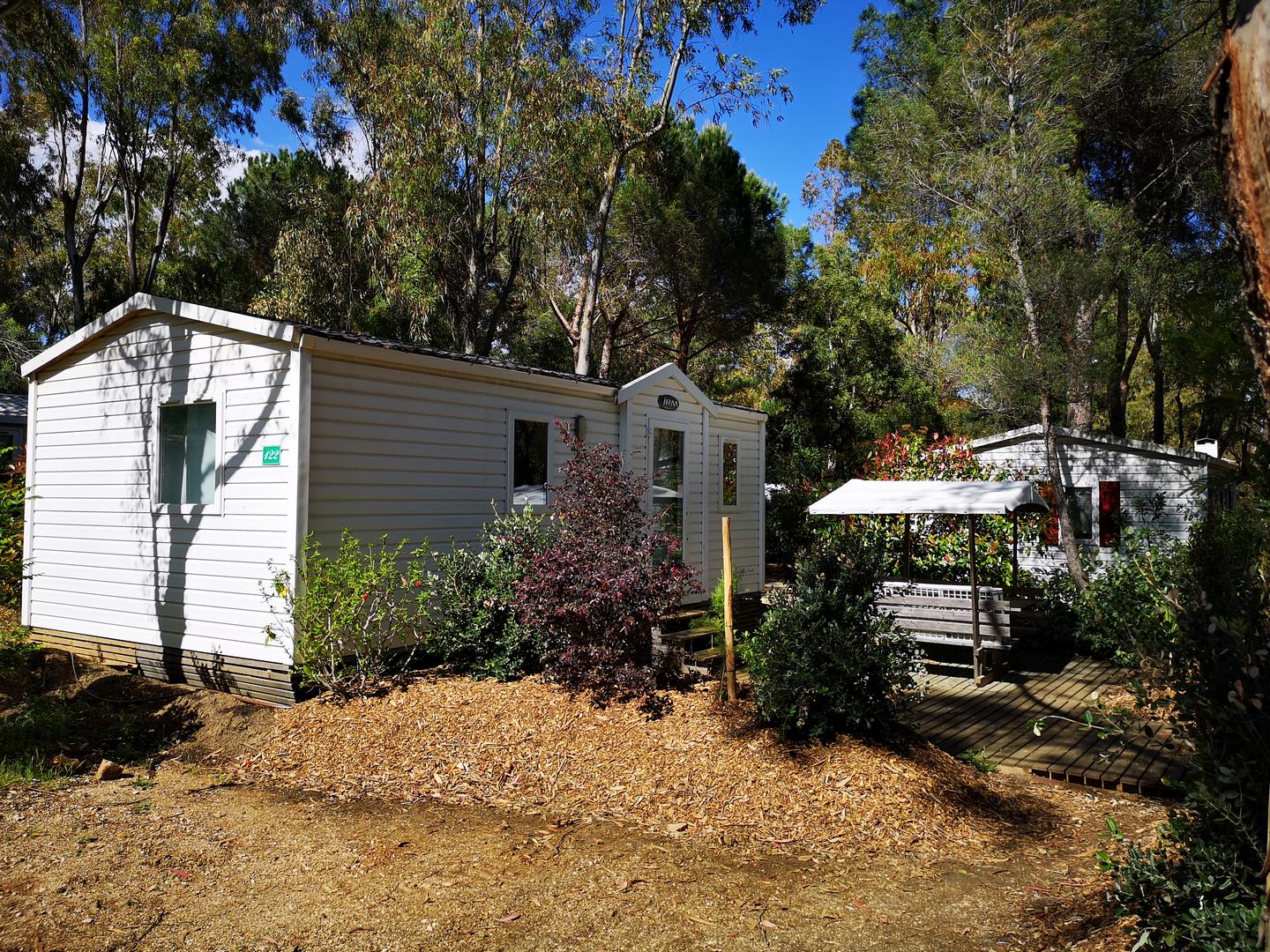 Preisgünstiges Mobilhaus auf einem naturnahen Campingplatz an der Côte d’Azur