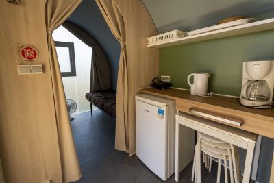 Familienfreundlicher Campingplatz mit eingerichtetem Zelt in der Provence