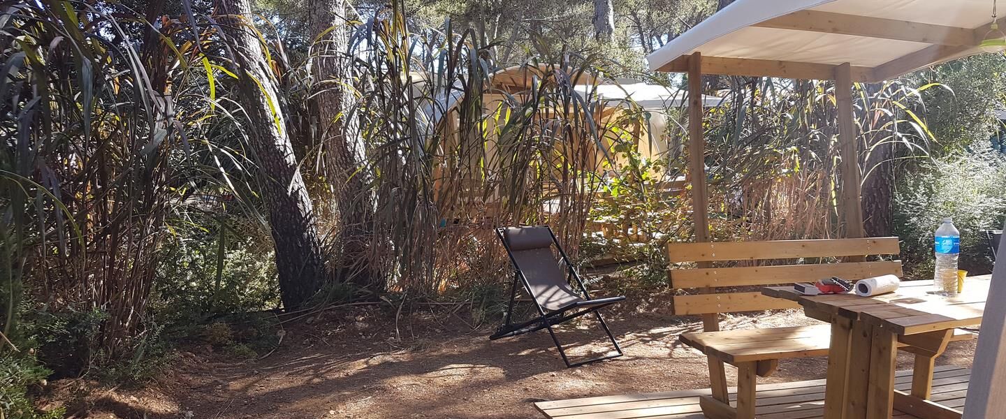 Campingplatz mit Bungalow aus Zelttuch in der provenzalischen Natur